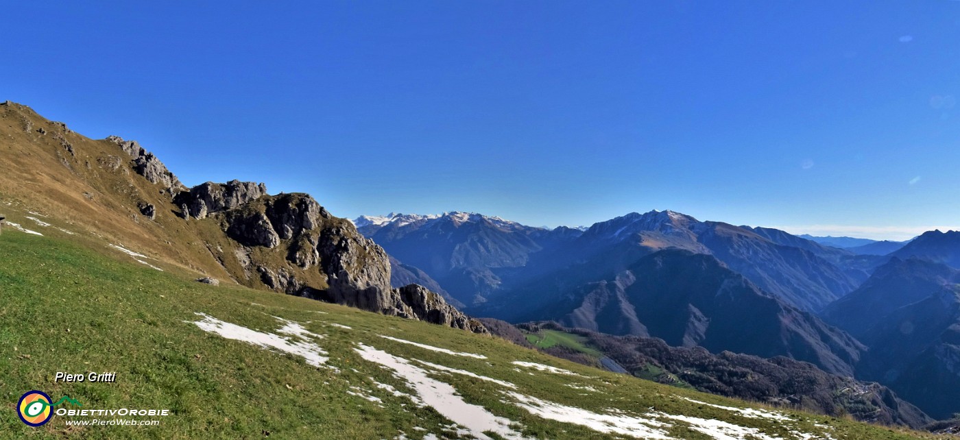 36 Alla Baita Venturosa - del Giacom (1834 m) con vista sulla valle.jpg